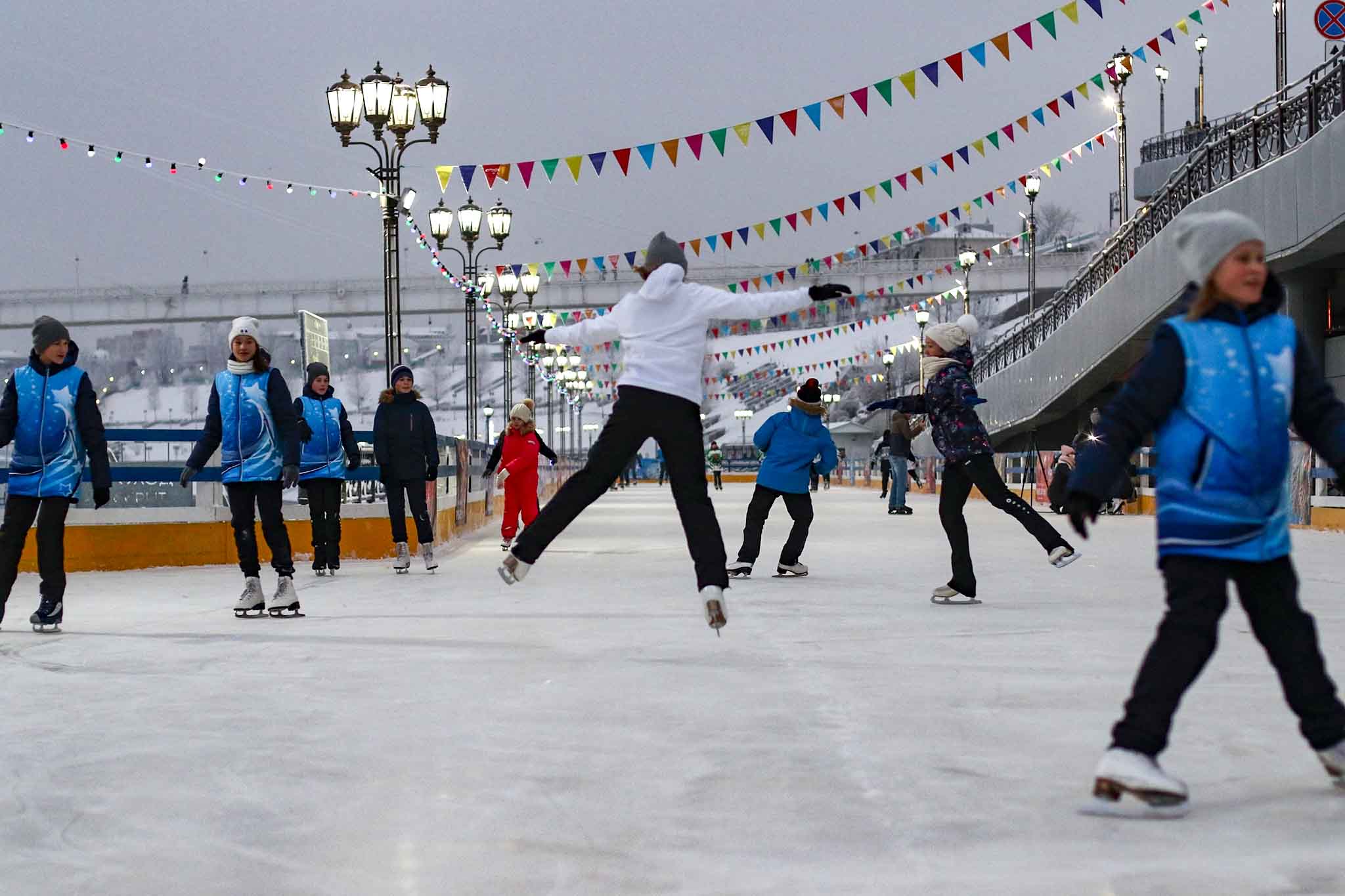 Каток на мосту влюбленных тюмень. Горки боровое тюмень 2022. Каток на набережной тюмень. Набережная тюмень сверху. Каток на набережной пермь.