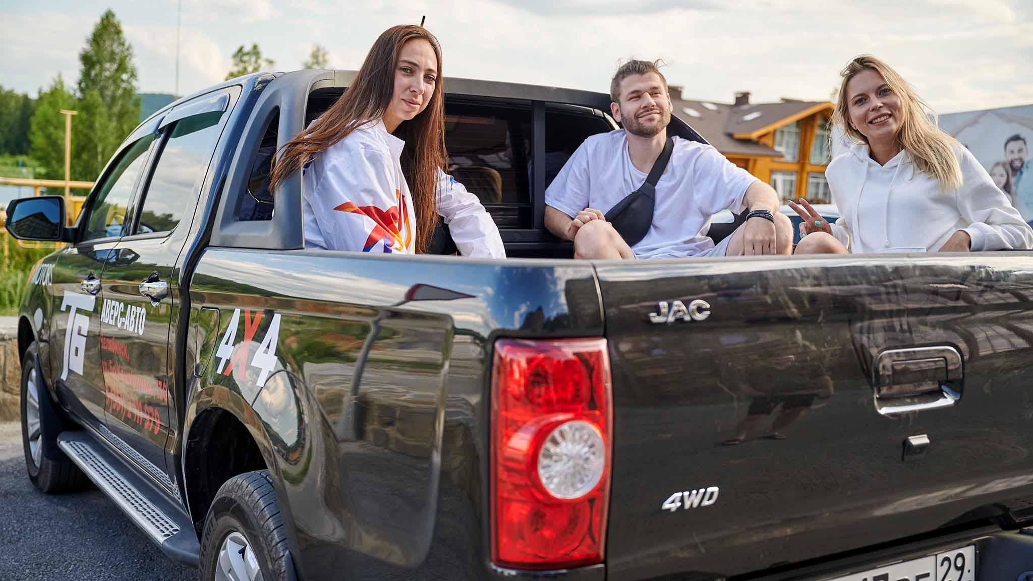 компания в багажнике машины