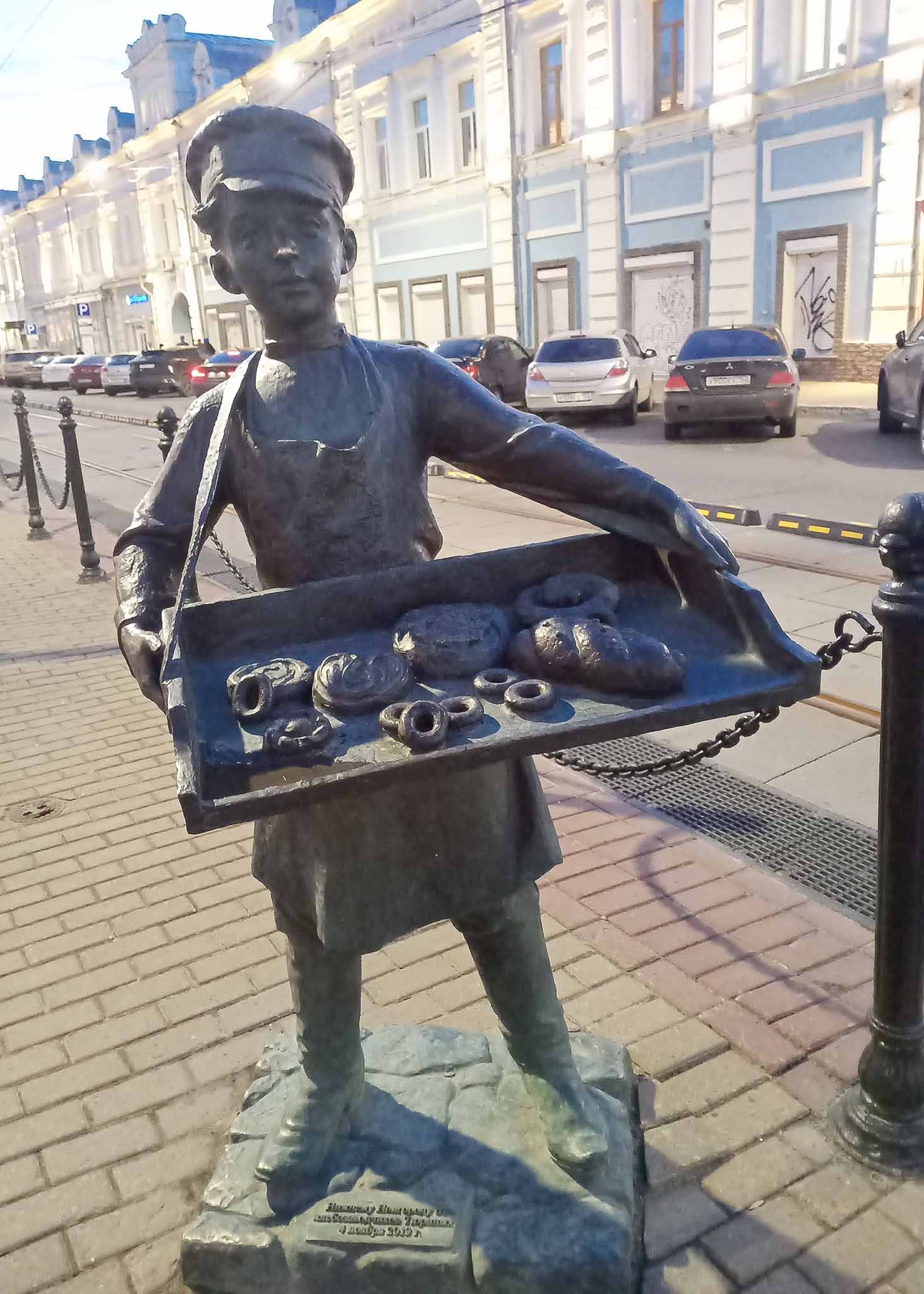 Мальчик с бубликами скульптура