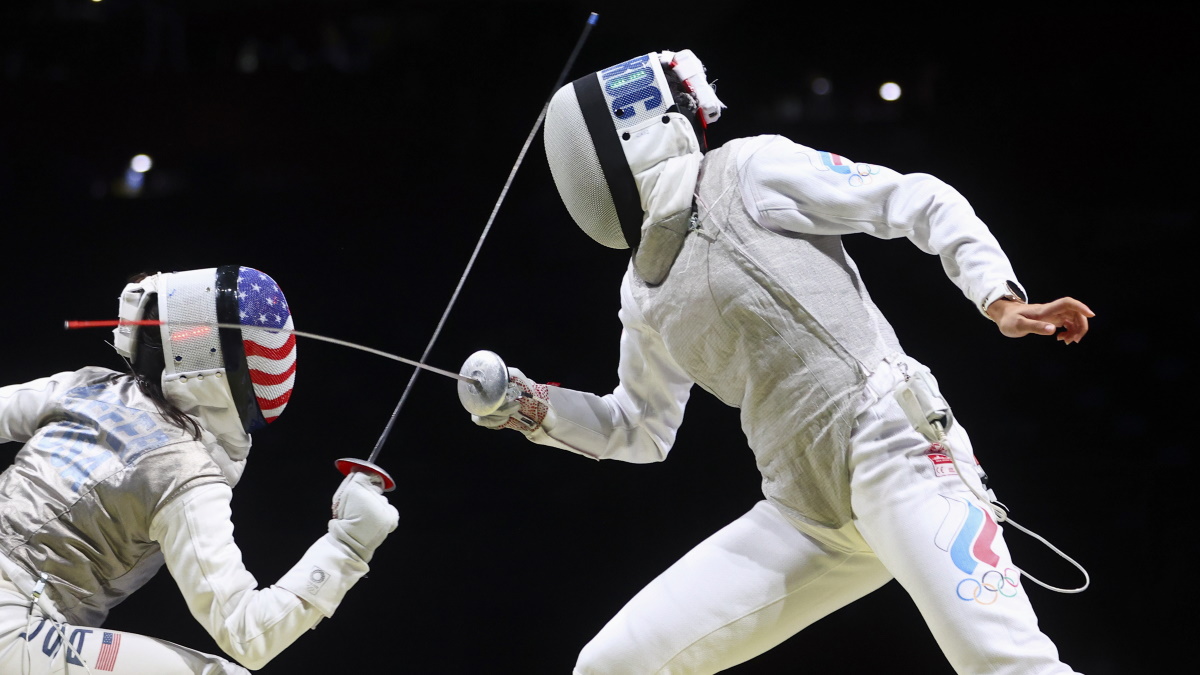 Рапиристки брали паузы, чтобы взять консультации у тренеров. Фото: REUTERS