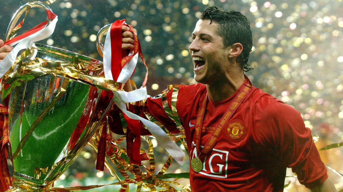 Криштиану Роналду с победным Кубком Лиги Чемпионов-2008, финал которого прошел в 