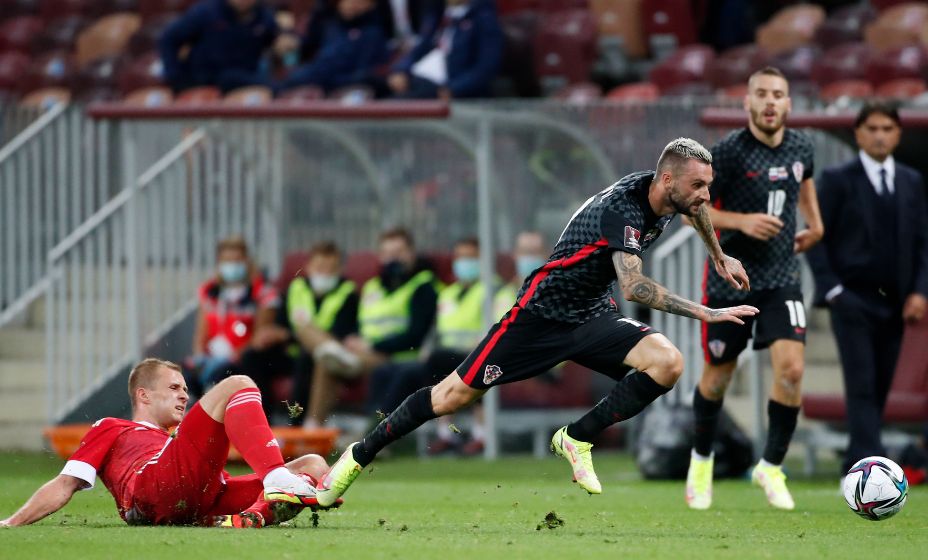 За этот фол против Марцело Брозовича желтую карточку получил Дмитрий Баринов. Фото: Reuters