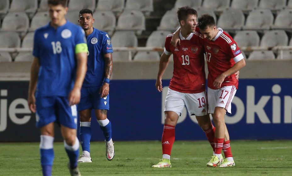 Александр Головин поздравляет Рифата Жемалетдинова с голом в ворота Кипра. Фото: Reuters