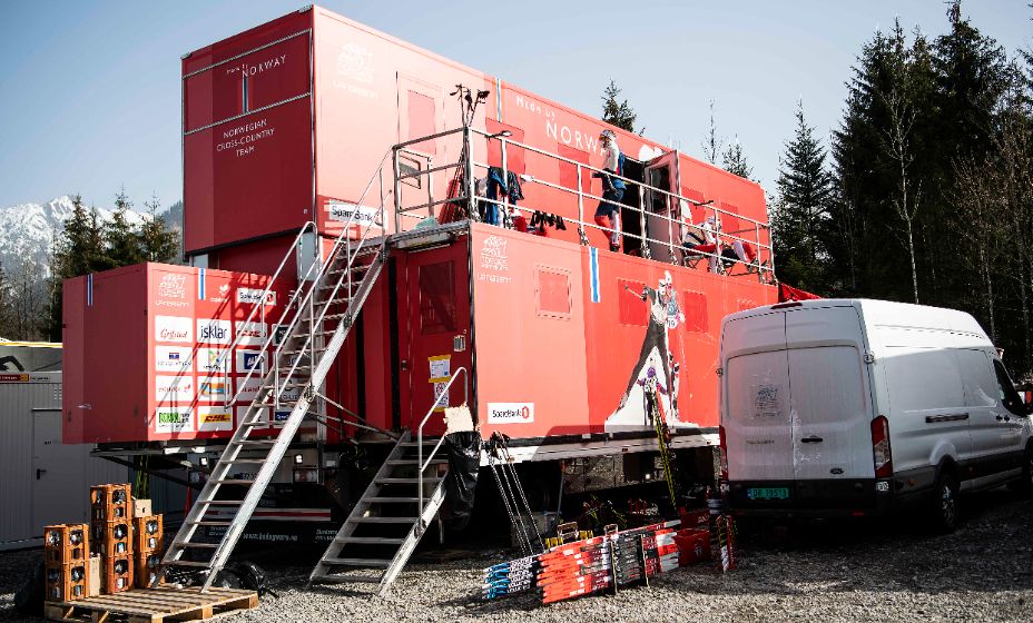 Сборная Норвегии по лыжным гонкам приехала в Руку на мощном трансформере. 
Фото: Global Look Press
