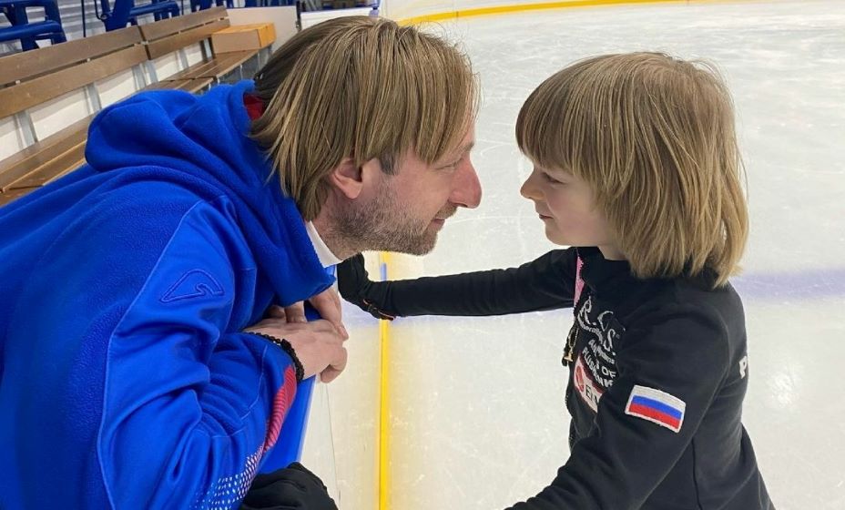 Евгений Плющенко внимательно следит за работой своего сына. Фото: соцсети Алекса Плющенко