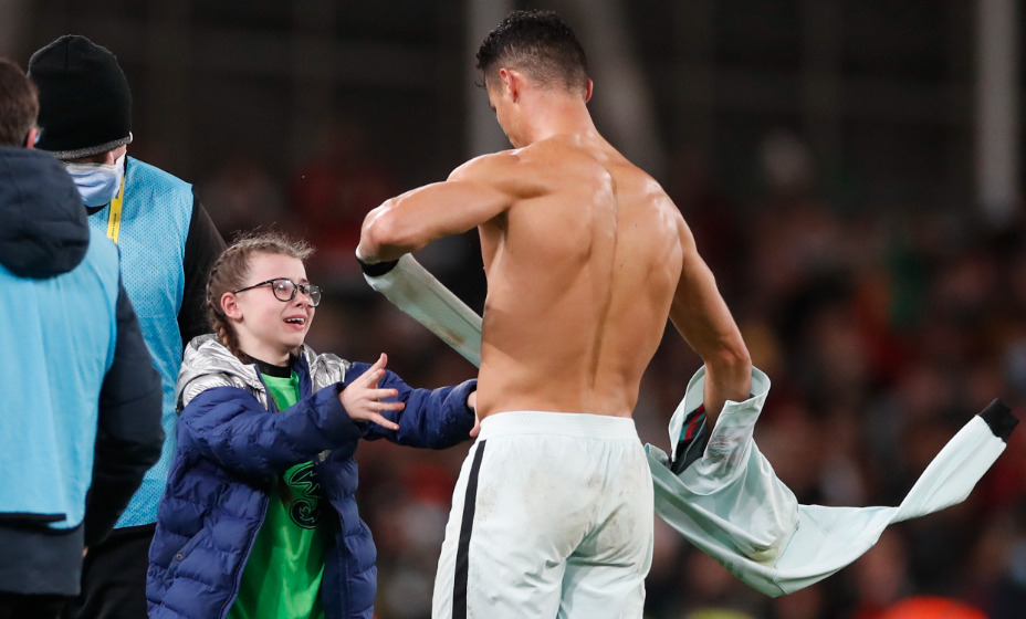 Капитан сборной Португалии Криштиану Роналду подарил футболку девочке. Фото: Reuters