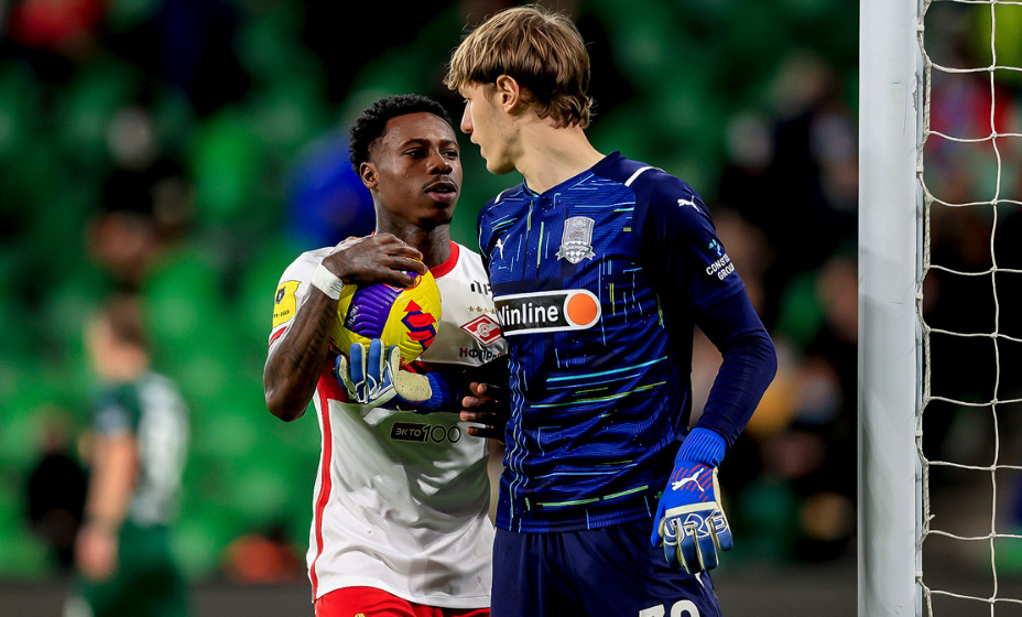 Вратарь «Краснодара» Матвей Сафонов приучился выгребать мячи из своих ворот. Фото Официальный сайт РПЛ