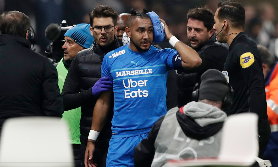 Футболист «Марселя» Димитри Пайет получил бутылкой по голове от фанатов «Лиона».
Фото: Reuters 