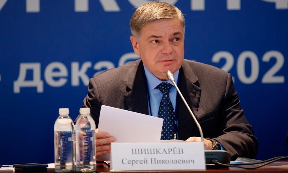 Сергей Шишкарев продолжает поднимать гандбол России. Фото: ФГР