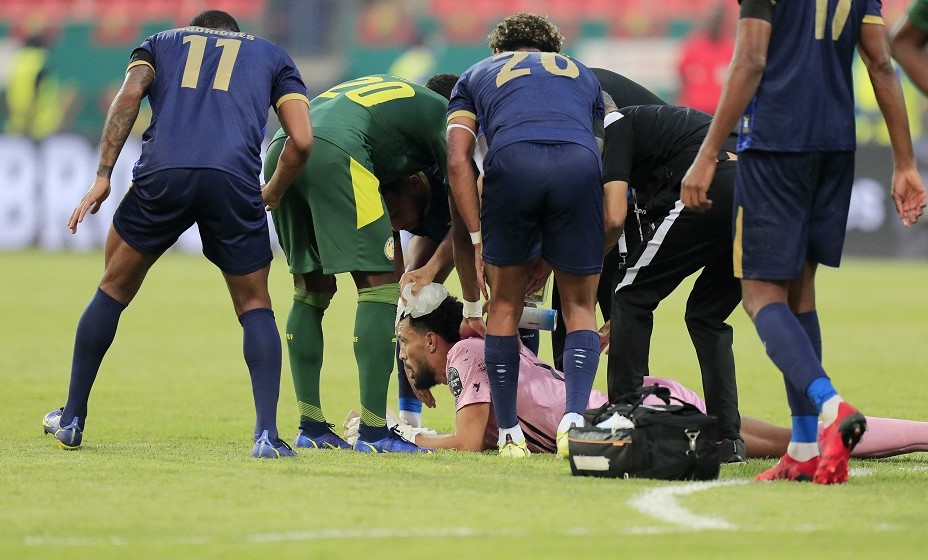 Возинья после контакта с Мане получил красную карточку. Фото: Reuters 