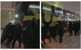 Хоккеисты минского «Динамо» толкали застрявший в Череповце автобус
