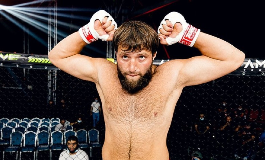 Юсуп Шуаев взял себе чемпионский пояс. Фото: AMC Fight Nights
