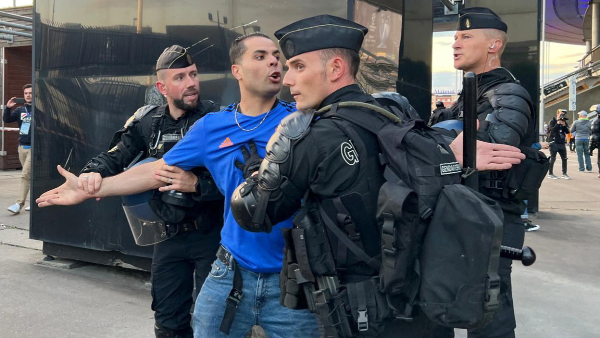 Полиция задерживала фанатов перед финалом Лиги Чемпионов в Париже. Фото: REUTERS