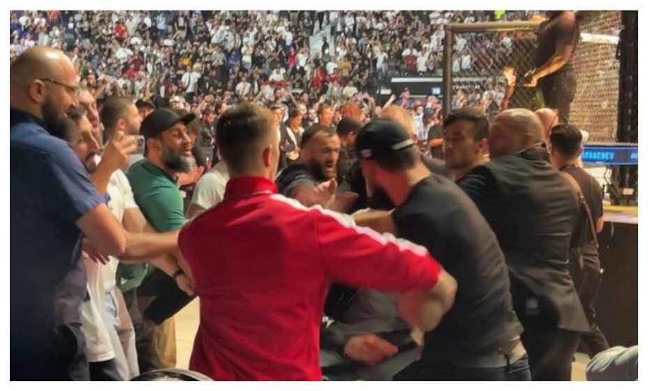 Чимаев и Абубакар Нурмагомедов сцепились в зале турнира UFC 280. Фото: Скриншот Youtube-канал «СЭ»