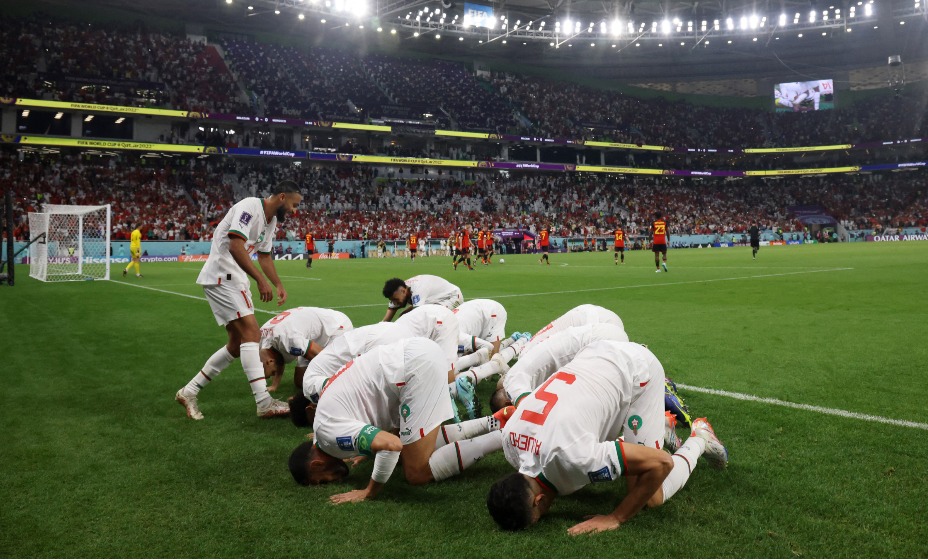 Марокканцы молятся после гола в ворота Бельгии.
Фото: Reuters