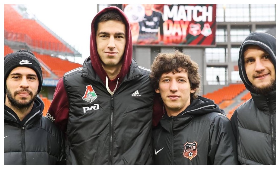 Футболисты «Урала» встретились с экс-игроком клуба Иваном Кузьмичевым. Фото: соцсети ФК «Урал»