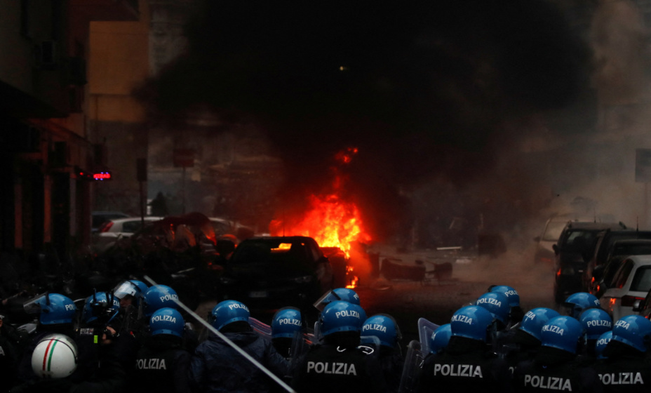 В Неаполе болельщики не умеют сдерживать эмоции. Фото: Reuters