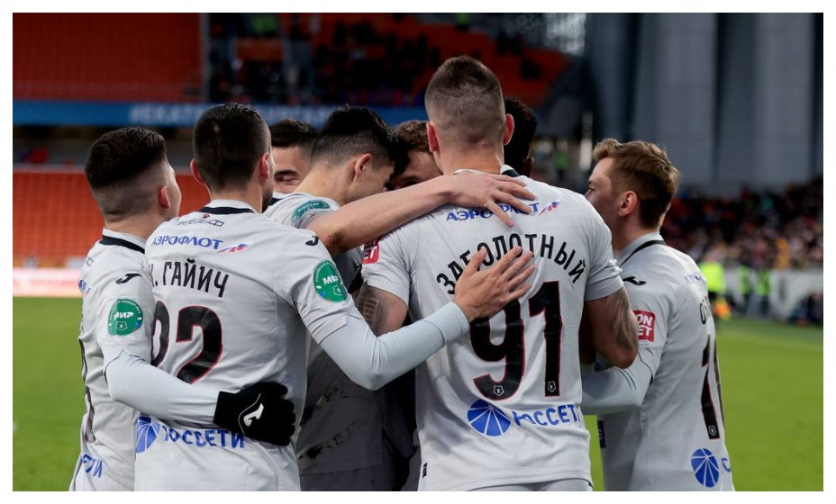 Футболисты ЦСКА забирают себе серебро. Фото: соцсети ФК ЦСКА