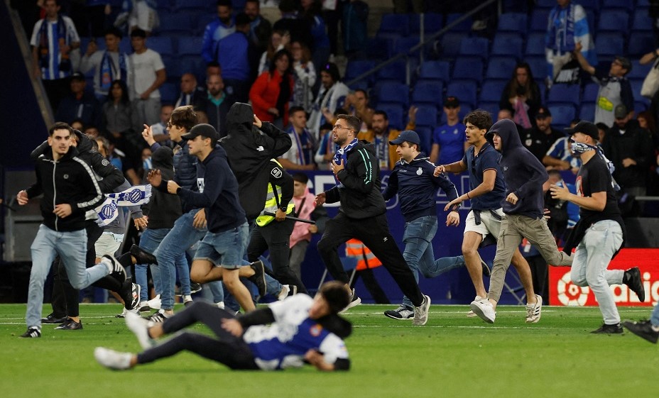 Фанаты «Эспаньола» обратили в бегство игроков «Барселоны». Фото: Reuters