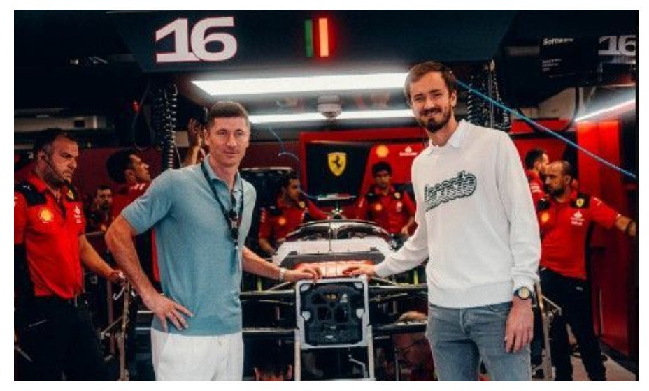 Даниил Медведев и Роберт Левандовски сфотографировались вместе у болида «Ф-1». Фото: Соцсети