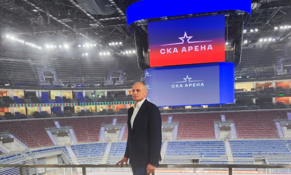 За спиной у Дмитрия Сватковского один из самых больших медиа-кубов в мире. Фото: Андрей Вдовин, КП Спорт