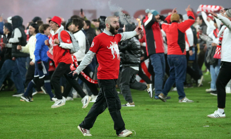 весь Тбилиси выбежал на поле стадиона 