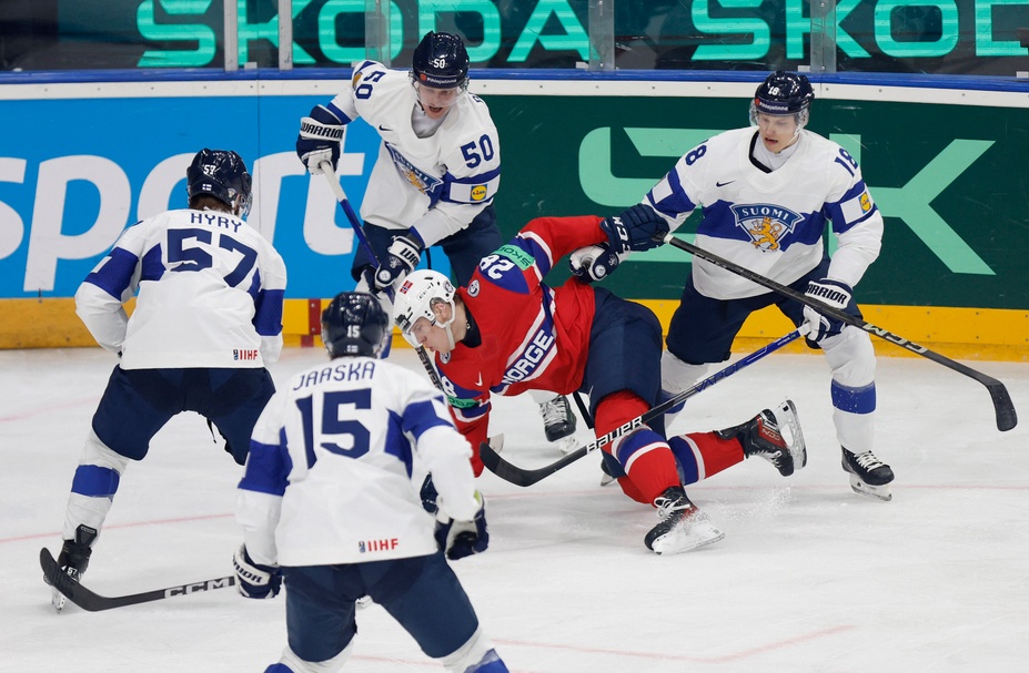 Матч Норвегии и Финляндии был прерван из-за травмы одного из игроков. Фото: Reuters