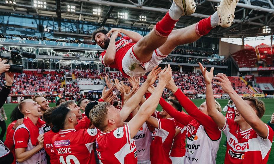 Спартаковские футболисты попрощались со своим капитаном Георгием Джикия перед болельщиками красно-белых. Фото: ВК ФК 