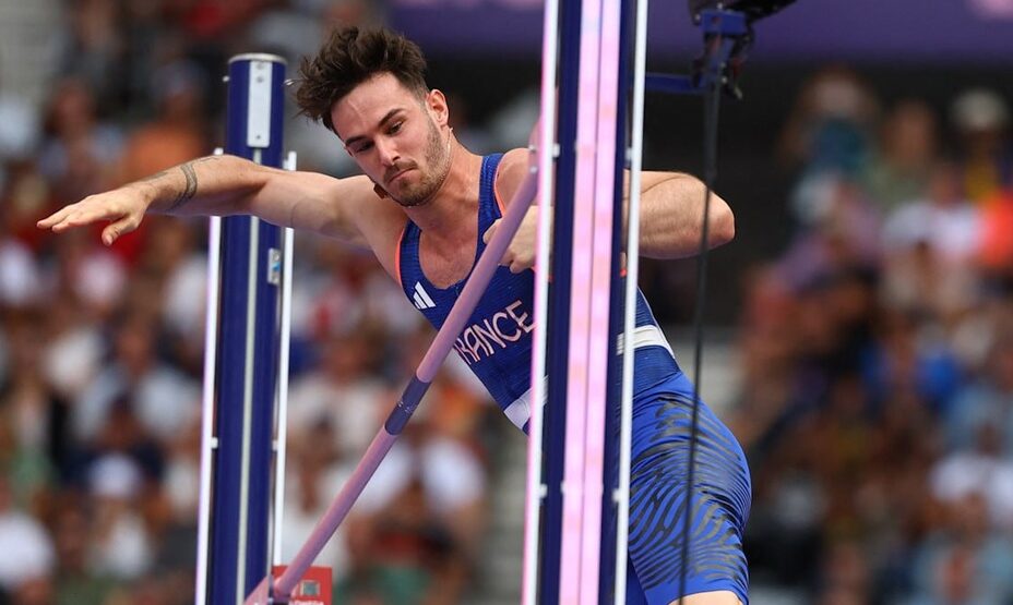 Французский прыгун сшиб шест гениталиями, фото рейтерс