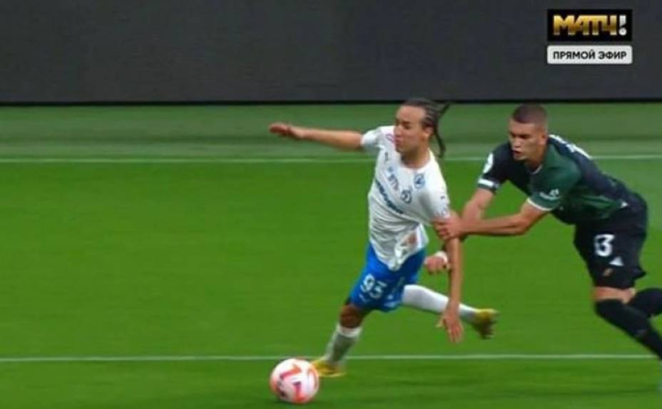 В матче «Динамо» - «Краснодар» Диего Лаксальта схватил в штрафной гостей за руку Алексей Черников, свисток арбитра Карасева промолчал. Фото: Скриншот трансляции «Матч ТВ» 
