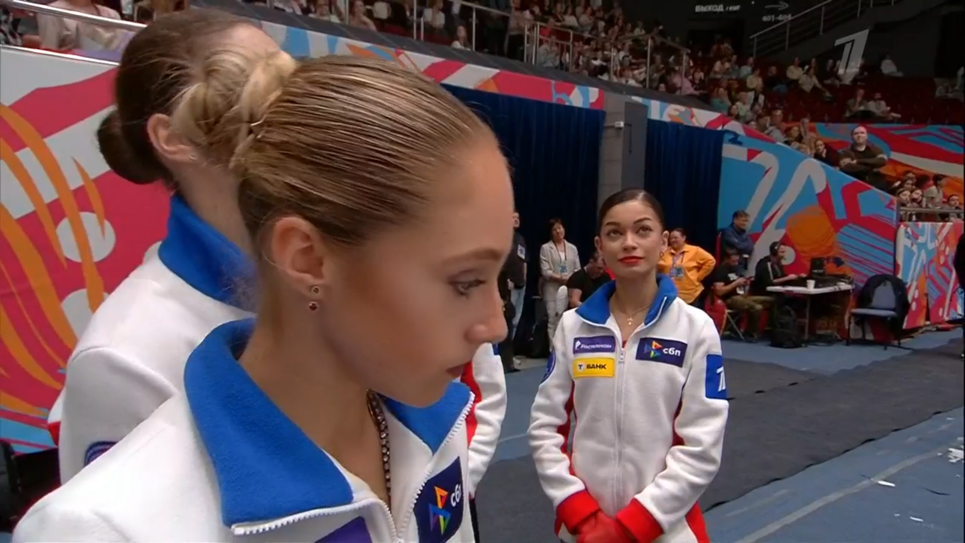 Аделия Петросян и Алина Горбачева перед выходом на лед на произвольную программу. Фото: стоп-кадр прямого эфира 