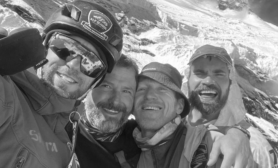 Пять российских альпинистов погибли во время восхождения на гору в Непале. Фото: соцсети