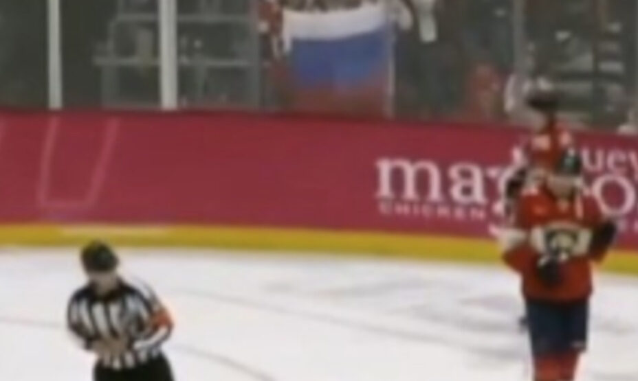 Флаг РФ на матче НХЛ, фото снимок экрана