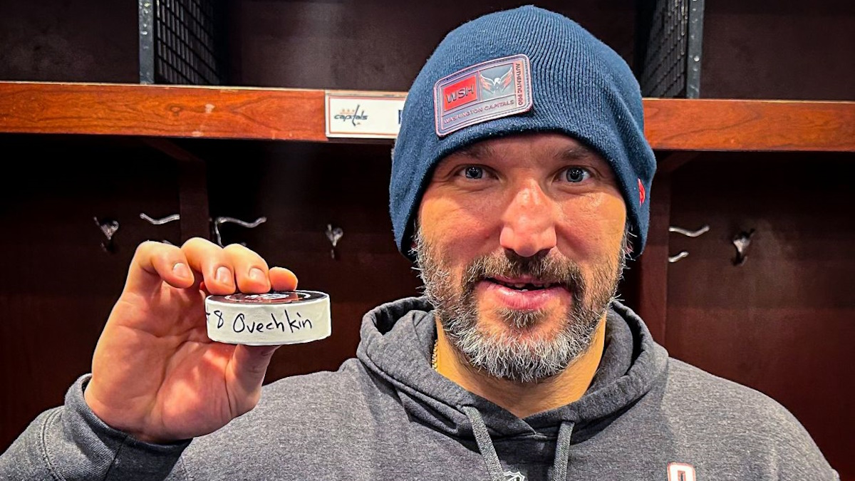 Александр Овечкин со своей шайбой. Фото: пресс-служба ХК