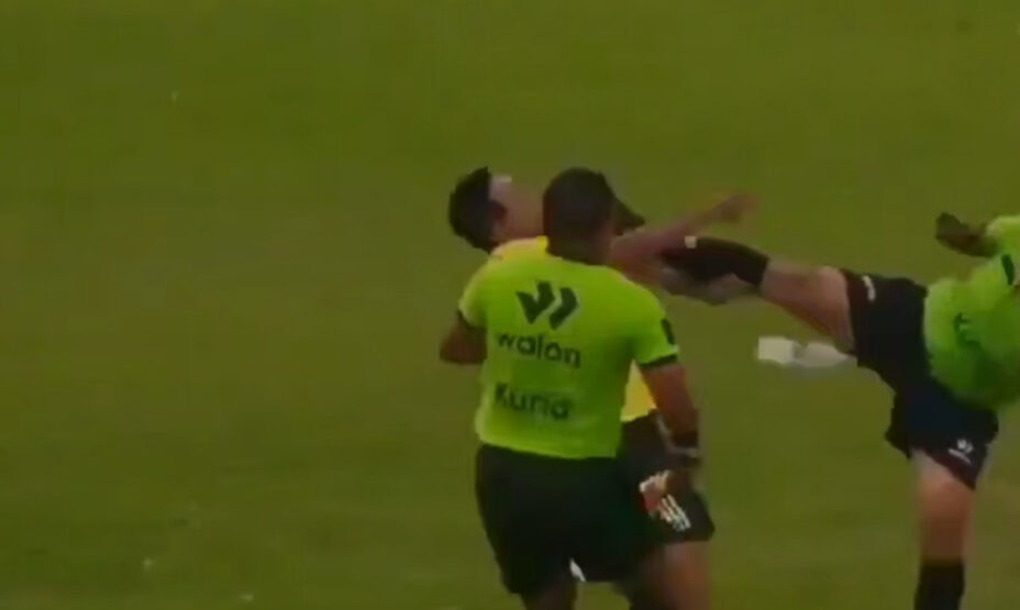 Судья вырубил тренера в Кубке Перу, фото снимок экрана