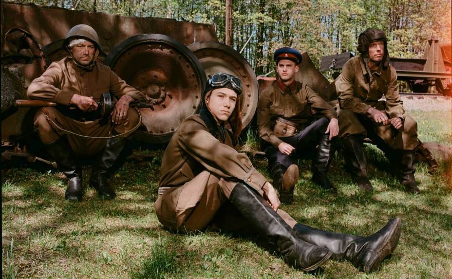 Хавбек «Локомотива» Алексей Батраков примерил форму летчика, как и его прабабушка Любовь Кошелева. Фото: РФС