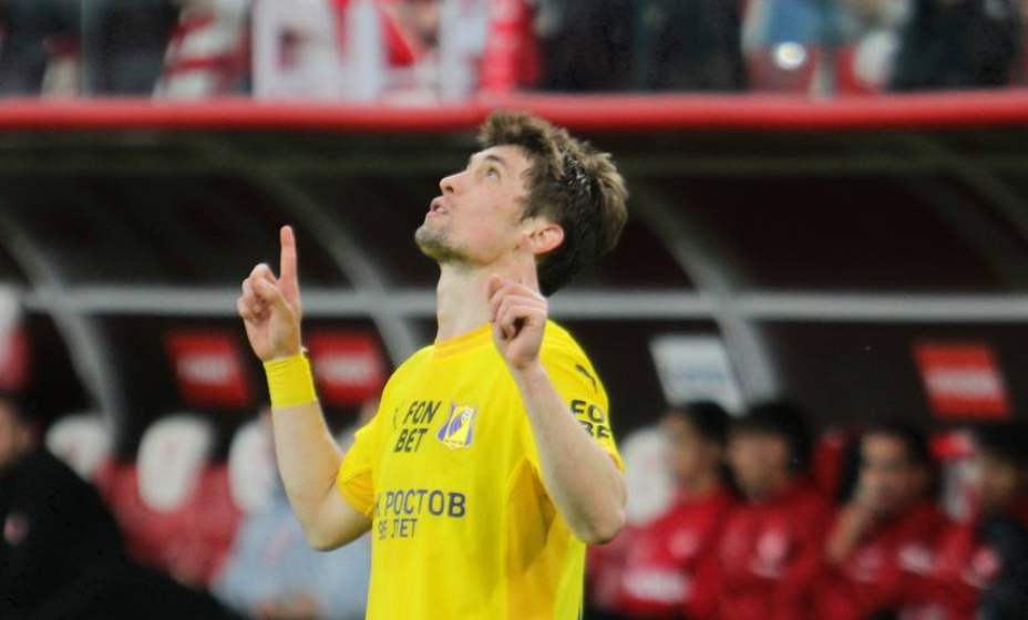 Щетинин праздует гол в ворота 