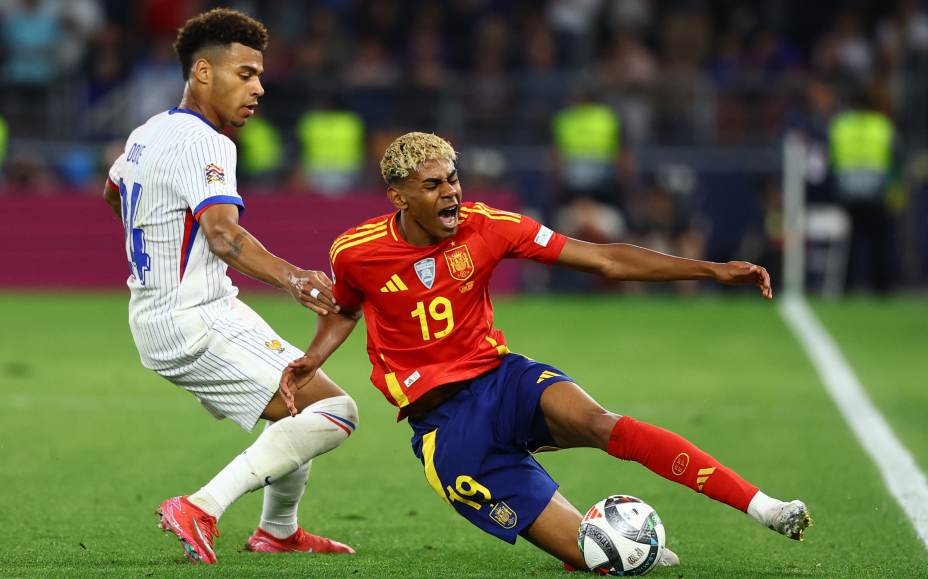 Ламин Ямаль бился на фланге с Дезире Дуэ. Фото: Reuters