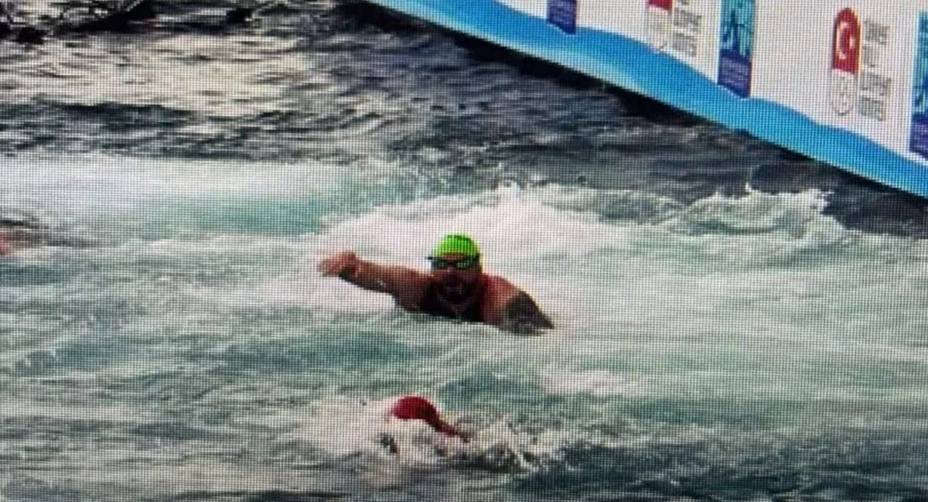 Николай Свечников исчез во время заплыва на Босфоре. Фото: Соцсети/Скриншот видео старта заплыва