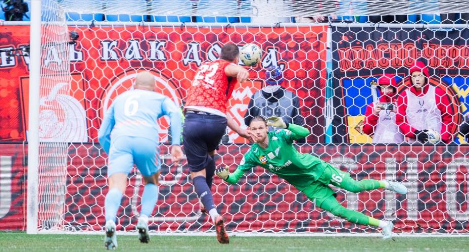 Артем Дзюба на 95-й минуте промазал с пенальти. Фото: Соцсети ФК