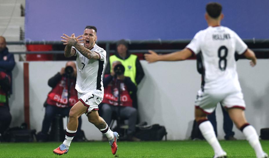 Албанец Рей Манай забил победный мяч в ворота сборной Сербии и показал политический жест. Фото: Reuters 