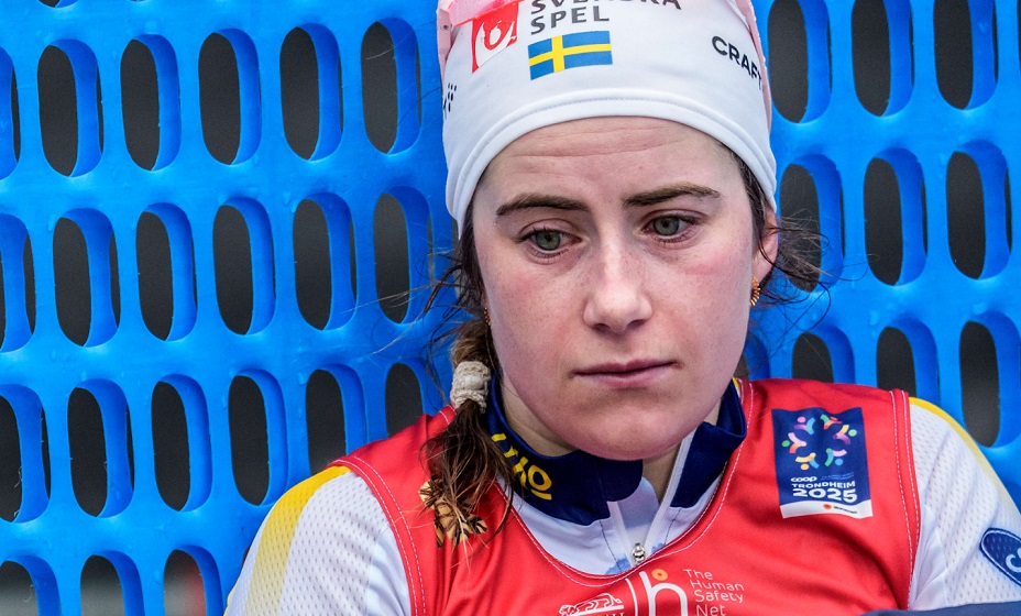 Шведская лыжница Андерссон разбила медаль Олимпиады, уронив ее в снег. Фото: aftonbladet.se