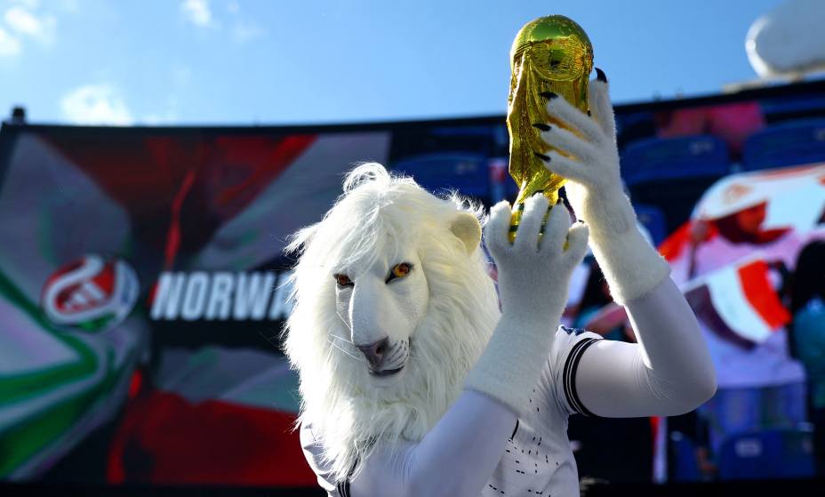 Болельщик, одетый львом, держит копию трофея чемпионата мира. Фото: REUTERS/Pilar Olivares
