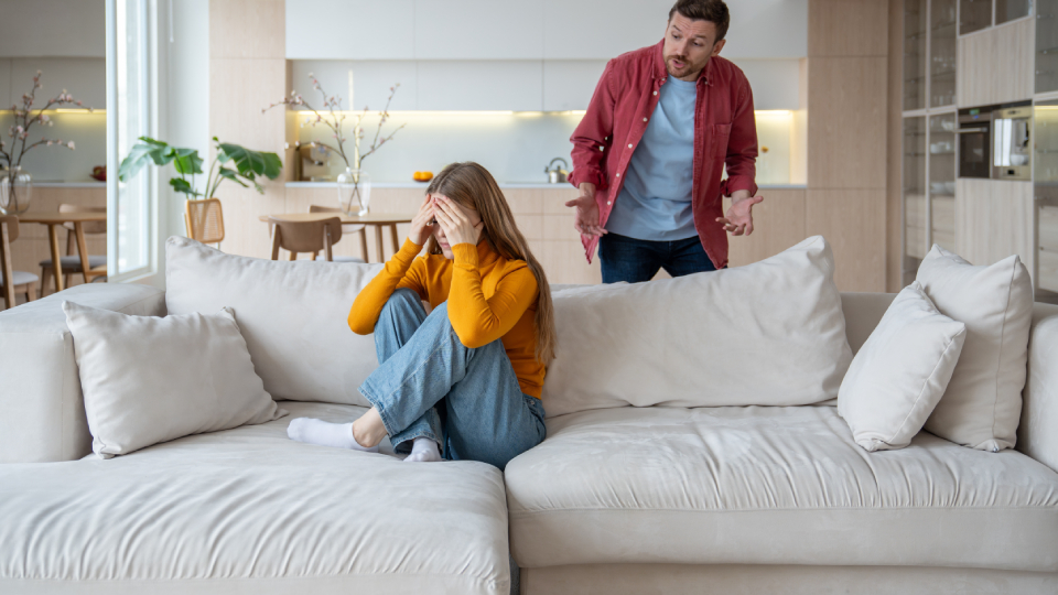 Газлайтинг: как определить психологическую манипуляцию