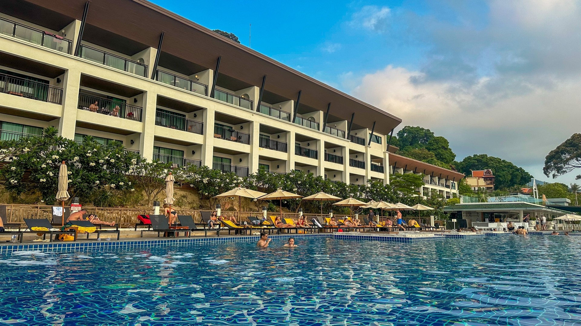 Бассейн отеля Andamantra Resort & Villa.