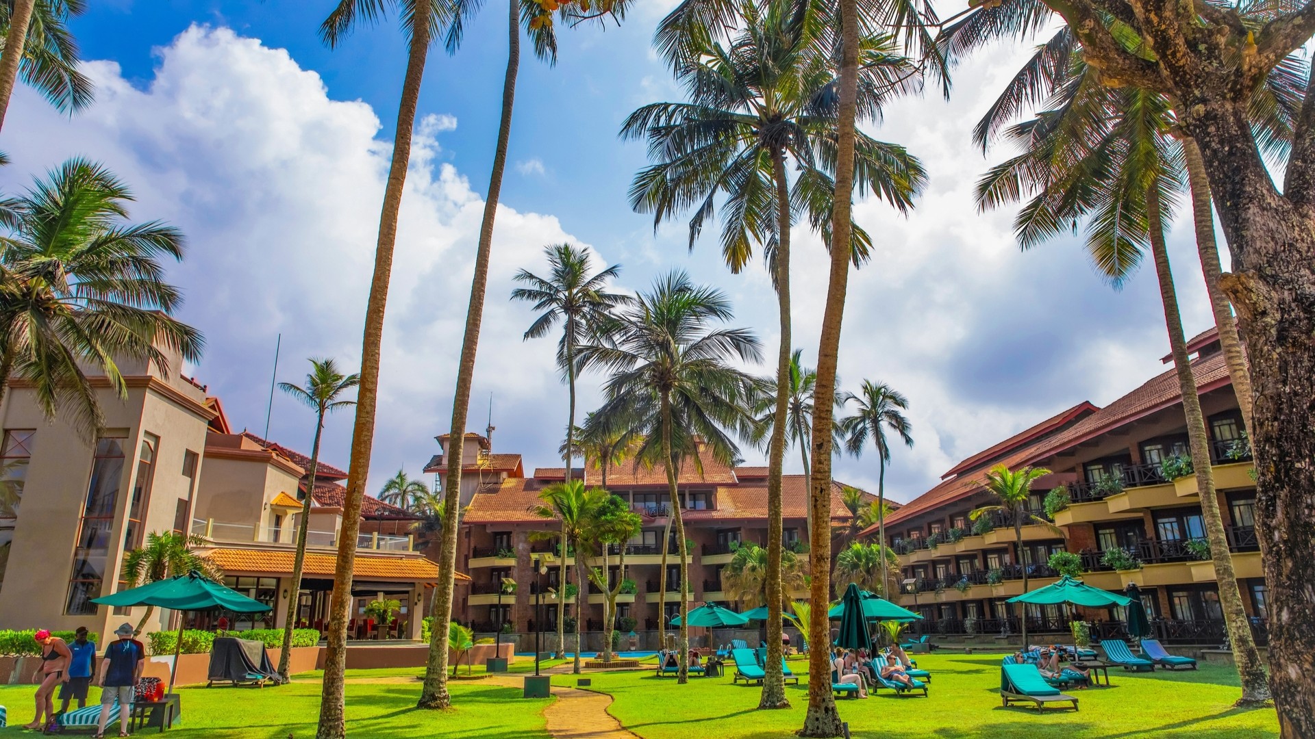 Курортный и спа-отель Tangerine на берегу океана в Шри-Ланке.