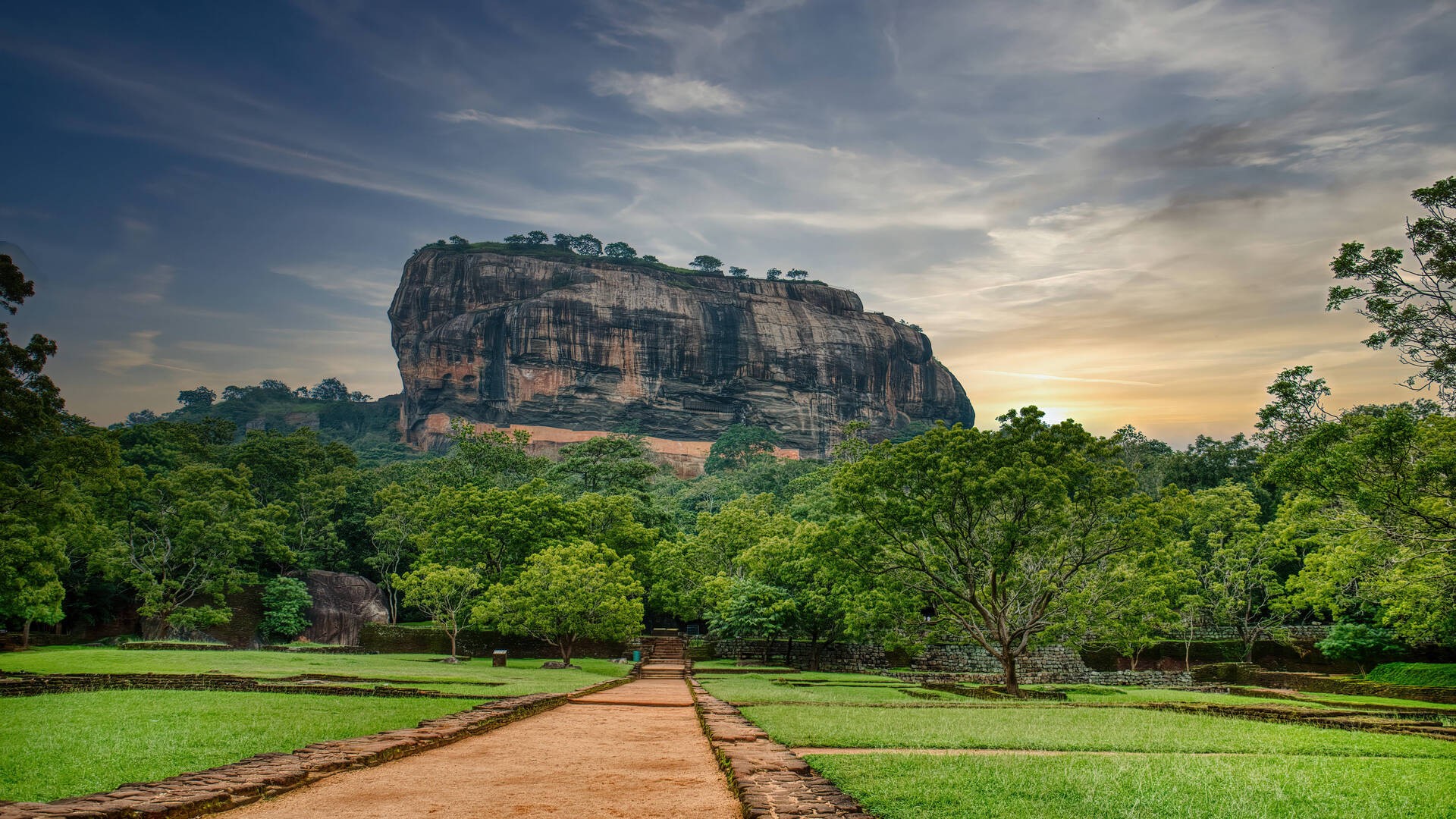 Сигирия недалеко от Дамбуллы.