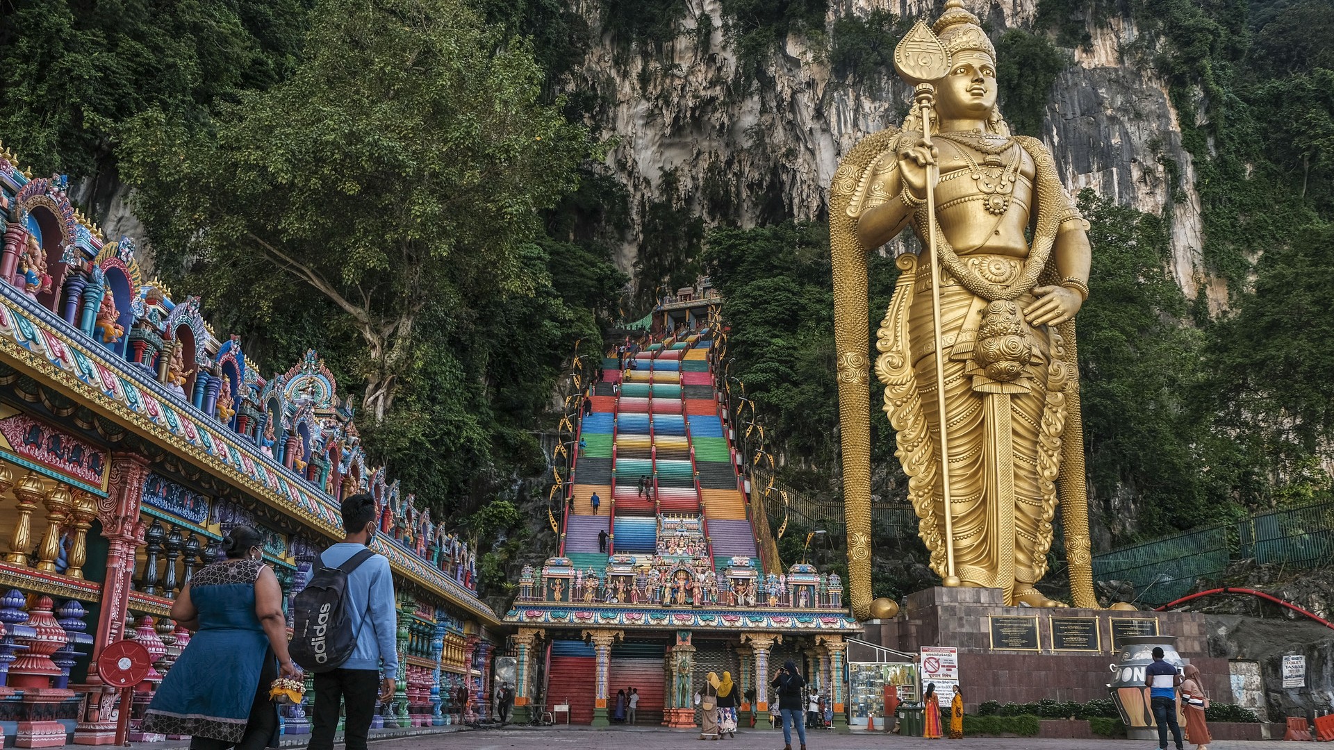 Гигантская золотая статуя бога Муругана в пещерах Бату.
