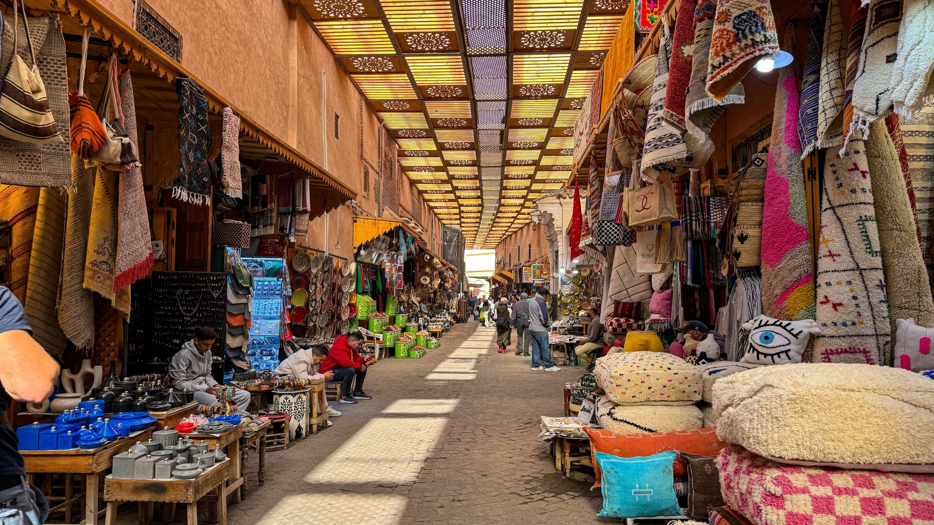 Оживленный крытый рынок, Марракеш.