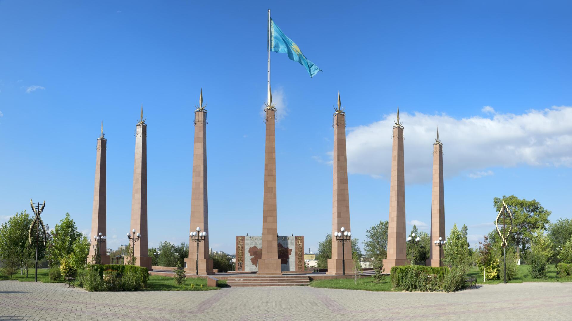 Гранитные обелиски, Парк Независимости, Шымкент, Казахстан.